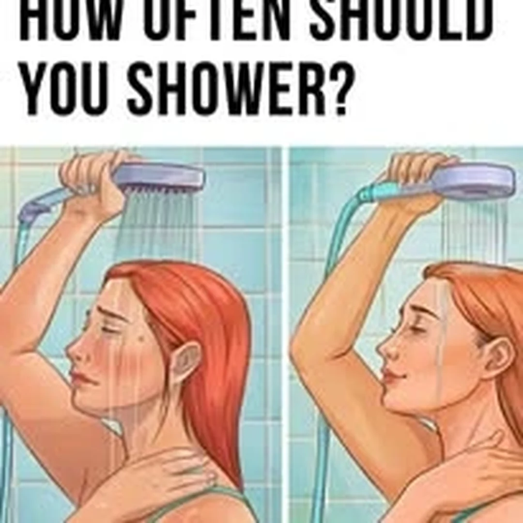 Ilustraciones de personas bajo la ducha junto a una pregunta sobre la frecuencia del baño.