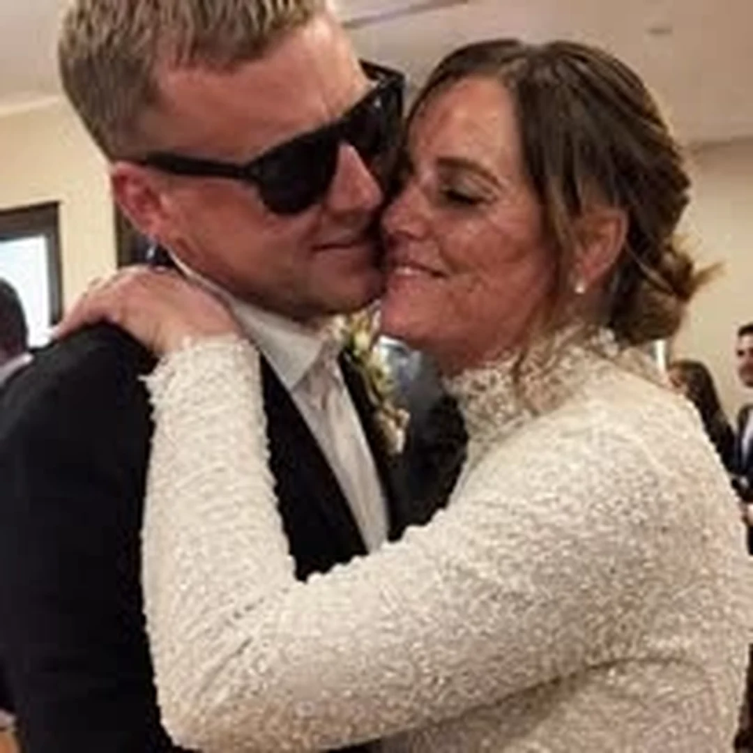 Ilustración del relato: una pareja se abraza con ropa de boda; el hombre lleva gafas oscuras.